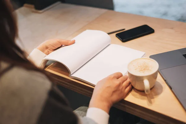 Foto Bijsnijden Van Vrouw Warme Sjaal Werken Met Open Notebook — Stockfoto