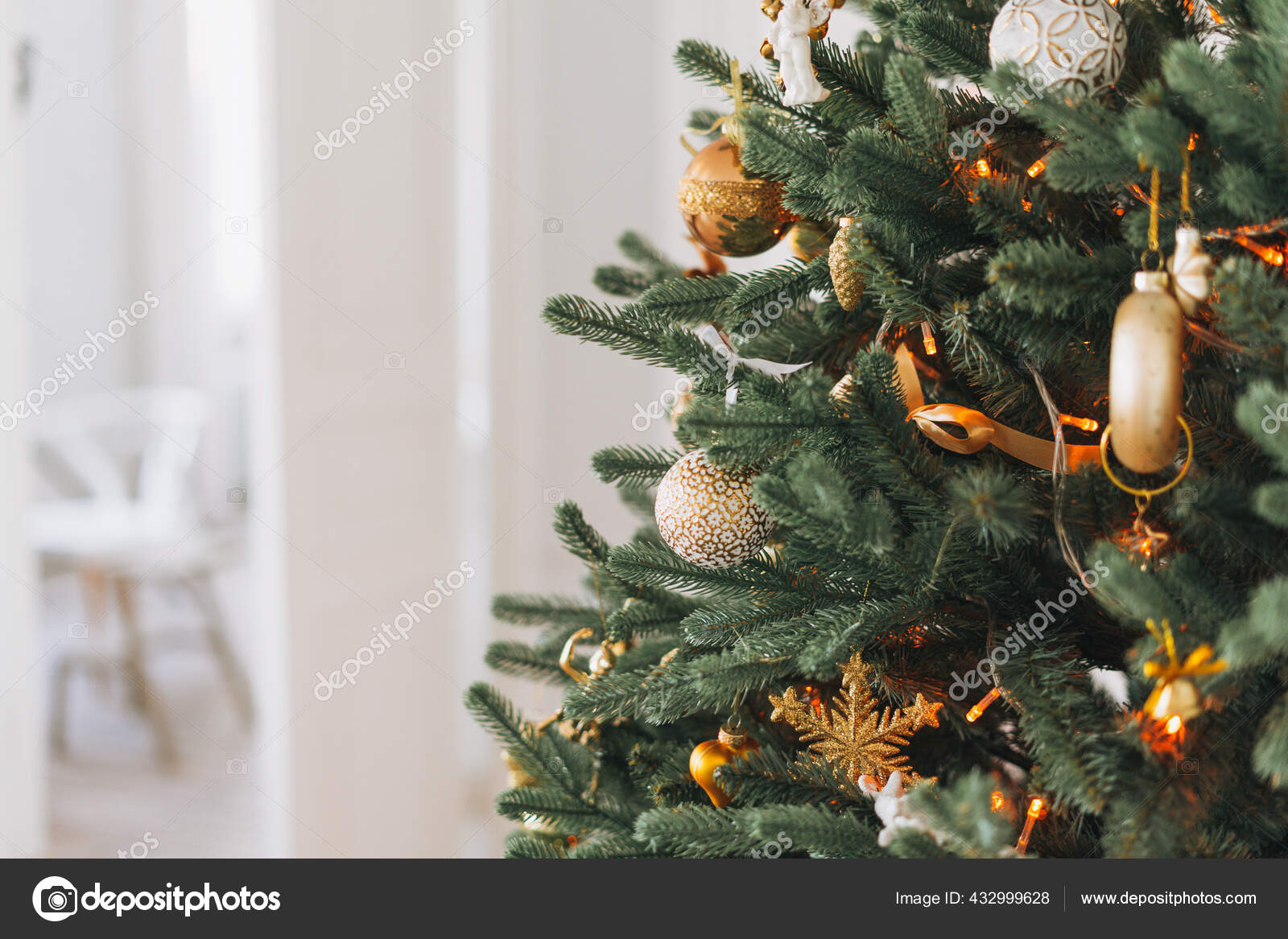 황금색과 흰색으로 크리스마스 트리에 보크가 배경에 — 스톡 사진 © GalinaZhigalova #432999628, image size:1600x1167