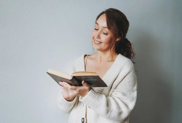 Attraktive Freundlich Lächelnde Brünette Frau Mittleren Alters Liest Buch Hause — Stockfoto