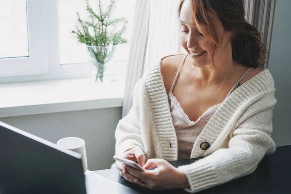 Atrakcyjny Przyjazny Uśmiechnięta Brunetka Średnim Wieku Pomocą Laptopa Telefonu Komórkowego — Zdjęcie stockowe