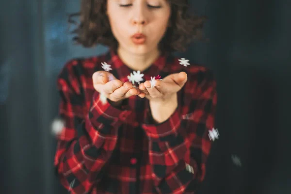 Jovem Atraente Vestido Xadrez Vermelho Soprando Suas Mãos Com Flocos — Fotografia de Stock