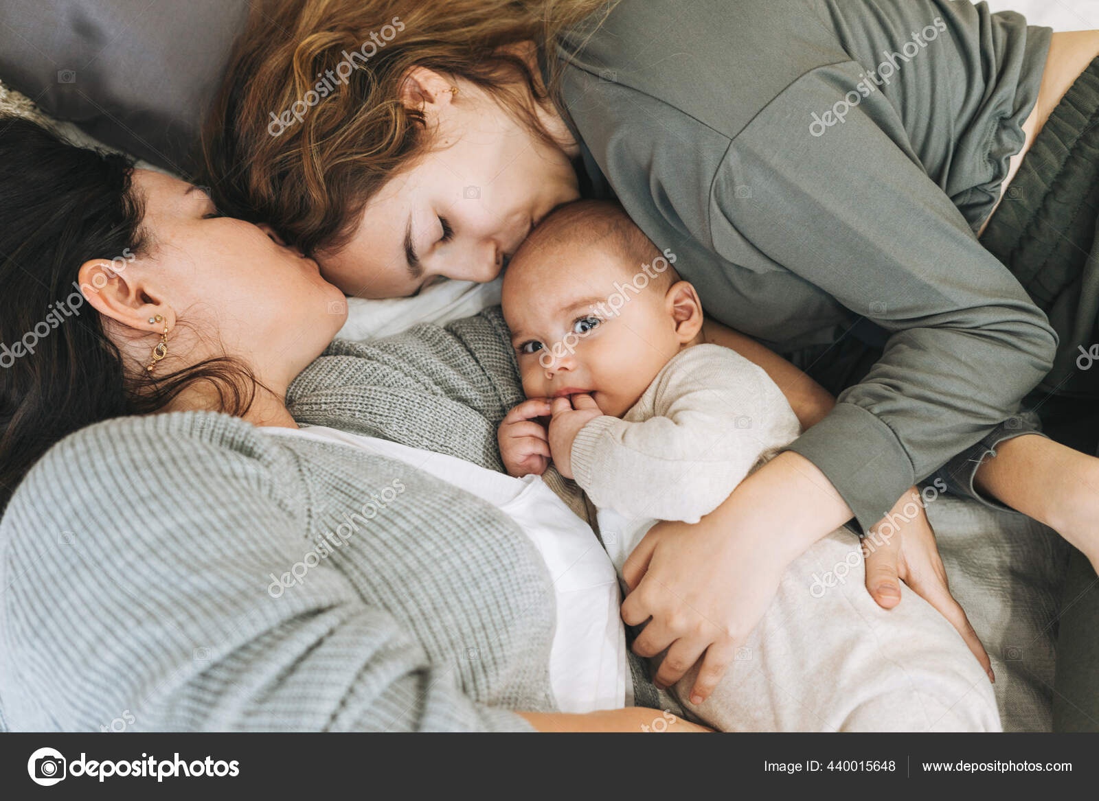 Belle Jeune Maman Avec Deux Enfants