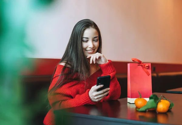 Mooie Glimlachende Jonge Aziatische Vrouw Rode Kleren Met Behulp Van — Stockfoto