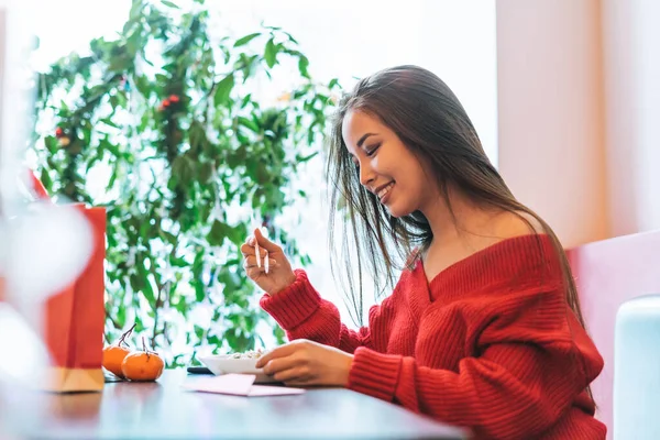 Vacker Leende Ung Asiatisk Kvinna Röda Kläder Äta Asiatisk Mat — Stockfoto