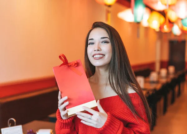 Piękna Młoda Azjatycka Kobieta Czerwonych Ubraniach Czerwonym Workiem Prezentów Restauracji — Zdjęcie stockowe
