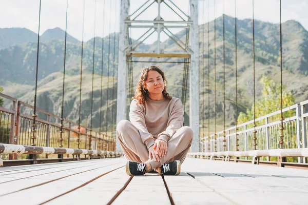 Νεαρή Γυναίκα Ταξιδιώτης Καθημερινά Ρούχα Κάθεται Στη Γέφυρα Horochowski Στον — Φωτογραφία Αρχείου