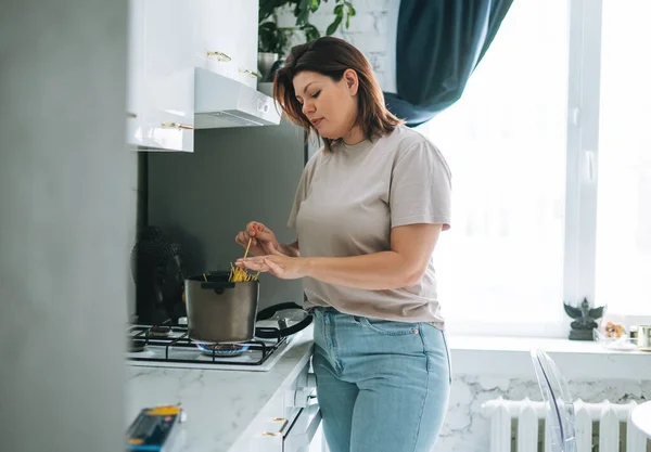 Linda Morena Jovem Mais Tamanho Corpo Positivo Cozinhar Cozinha Casa — Fotografia de Stock