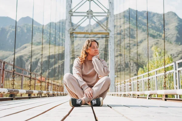 Νεαρή Γυναίκα Ταξιδιώτης Καθημερινά Ρούχα Κάθεται Στη Γέφυρα Horochowski Στον — Φωτογραφία Αρχείου