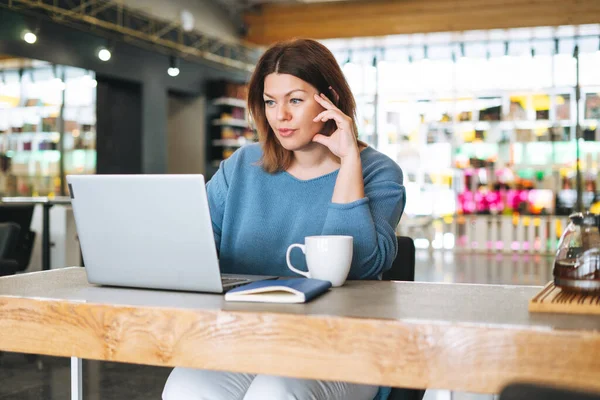 Beautiful Stylish Young Woman Size Body Positive Using Laptop Beauty — Stock Photo, Image