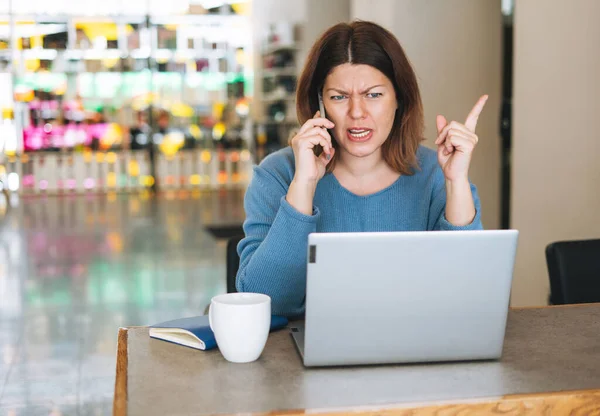 Mulher Bonita Elegante Mais Corpo Tamanho Positivo Gritando Sobre Telefone — Fotografia de Stock