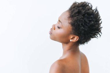 Siyah bluzlu güzel Afro-Amerikan kadının güzel portresi beyaz arka planda izole edilmiş.