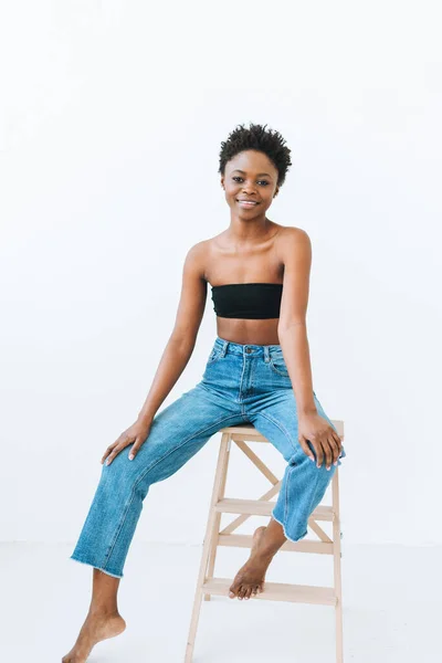Portrét Krásné Mladé Afroameričanky Černé Horní Modré Džíny Izolované Bílém — Stock fotografie