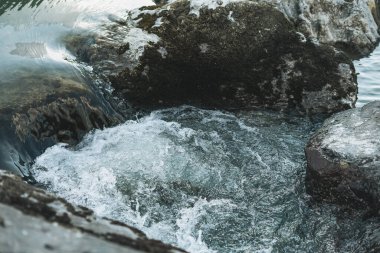 Turkuaz dağ nehrinin doğal arkaplan fotoğrafı.