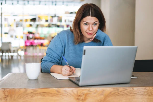 Schöne Stilvolle Junge Frau Größe Körper Positiv Mit Laptop Schönheitssalon — Stockfoto