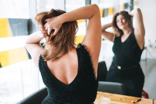 Bela Sorrindo Jovem Mulher Tamanho Corpo Positivo Vestido Noite Preto — Fotografia de Stock