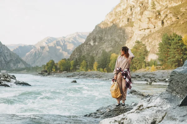 Νεαρή Γυναίκα Ταξιδιώτη Casual Σακίδιο Στο Βουνό Ποτάμι Στο Ηλιοβασίλεμα — Φωτογραφία Αρχείου
