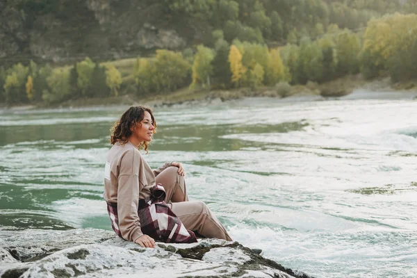 Νεαρή Γυναίκα Ταξιδιώτη Casual Σακίδιο Στο Ποτάμι Στο Ηλιοβασίλεμα — Φωτογραφία Αρχείου