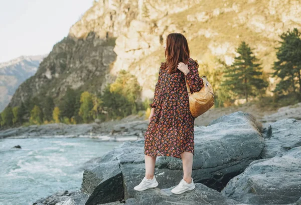 Νεαρή Γυναίκα Ταξιδιώτη Φόρεμα Σακίδιο Στο Βουνό Ποτάμι Για Ηλιοβασίλεμα — Φωτογραφία Αρχείου