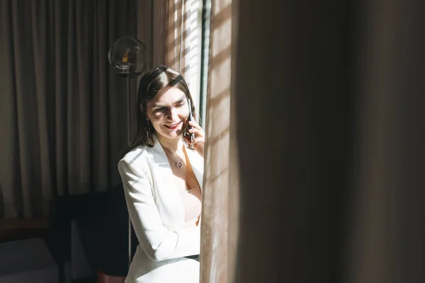 Jong Brunette Vrouw Zakenvrouw Wit Pak Met Mobiel Hotel Kamer — Stockfoto