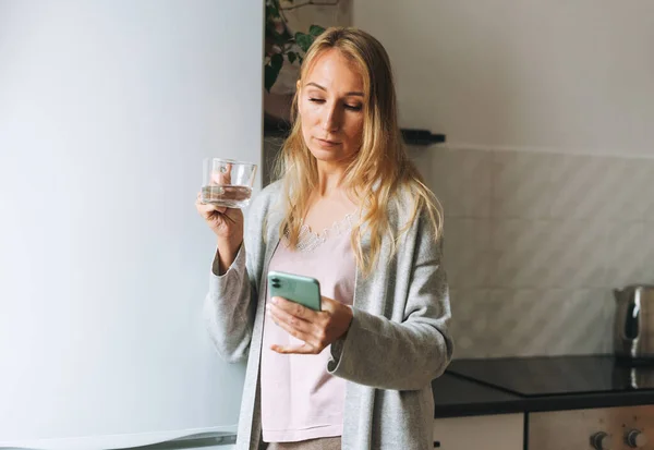 Schöne Blonde Junge Frau Haushalt Trägt Handy Der Küche Hause — Stockfoto