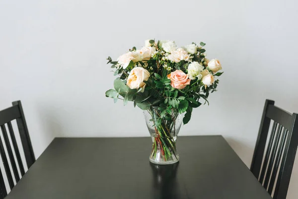 Bouquet Mawar Putih Dan Merah Muda Hijau Dan Bunga Lainnya — Stok Foto