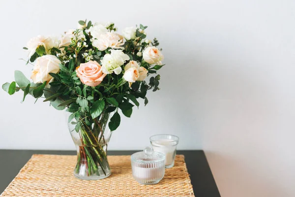 Bouquet Mawar Putih Dan Merah Muda Hijau Dan Bunga Lainnya — Stok Foto