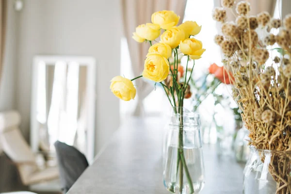 Buket Bunga Persik Mawar Vas Kaca Atas Meja Tempat Kerja — Stok Foto