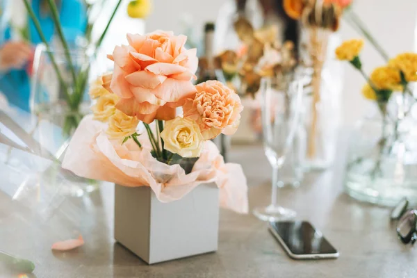 Susunan Bunga Dengan Mawar Kuning Dan Merah Muda Kotak Hadiah — Stok Foto