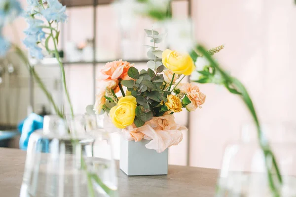 Susunan Bunga Dengan Mawar Kuning Dan Merah Muda Dan Eukaliptus — Stok Foto
