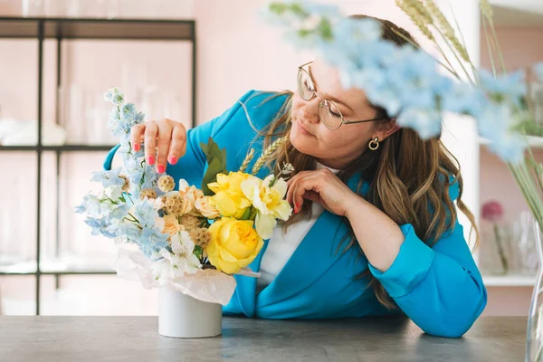 Jovem Florista Mulher Terno Azul Brilhante Óculos Olho Com Buquê — Fotografia de Stock