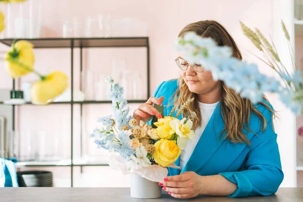 Jovem Florista Mulher Terno Azul Brilhante Óculos Olho Com Buquê — Fotografia de Stock