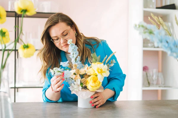 Jovem Florista Mulher Terno Azul Brilhante Óculos Olho Com Buquê — Fotografia de Stock