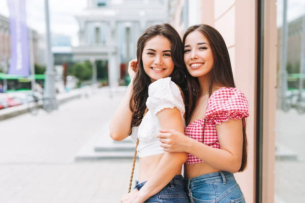 Joyeux Sourire Belle Brune Jeunes Femmes Amies Vêtements Été Marchant — Photo