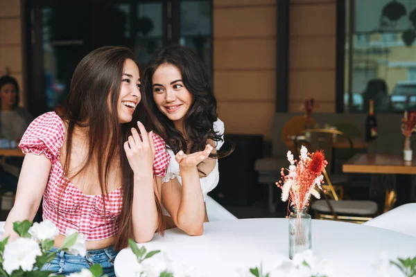Щасливі Усміхнені Красиві Брюнетки Молоді Жінки Розмовами Терасі Літнього Кафе — стокове фото