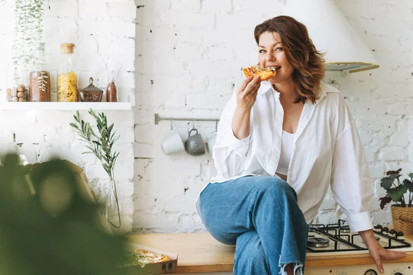 Prachtige Jonge Vrouw Size Lichaam Positief Blauwe Jeans Wit Shirt — Stockfoto