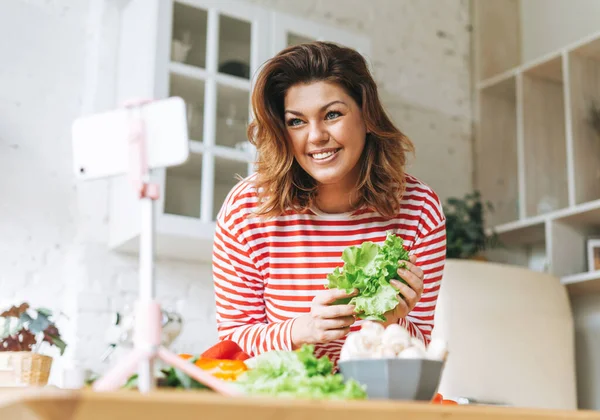 Prachtige Jonge Vrouw Size Lichaam Positief Rode Longsleeve Records Kookproces — Stockfoto