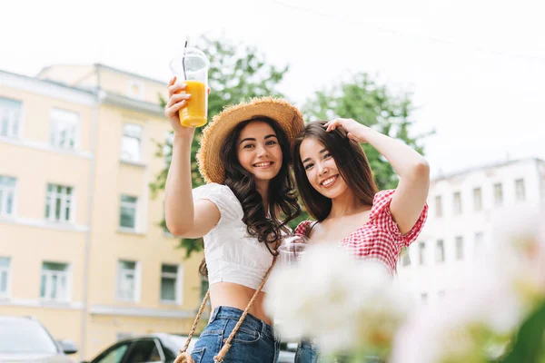 Щасливі Усміхнені Красиві Брюнетки Молоді Жінки Друзі Літньому Одязі Соком — стокове фото