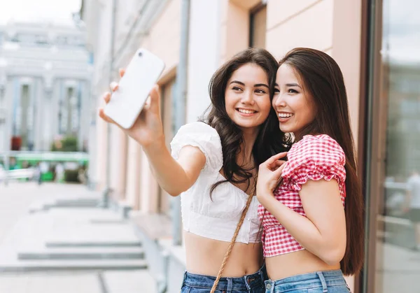 Feliz Sorrindo Bela Morena Jovens Amigas Roupas Verão Tomando Selfie — Fotografia de Stock