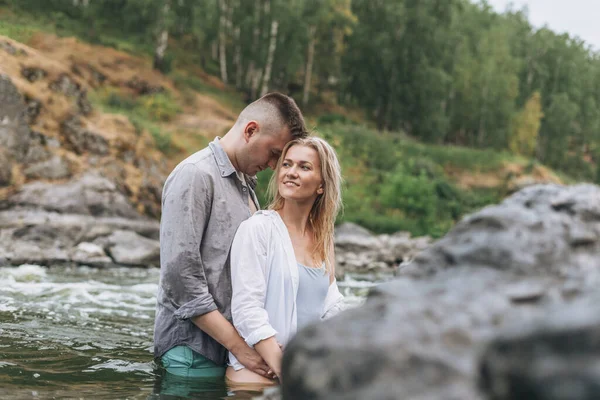 Jovem Casal Feliz Amor Viajantes Beijando Rio Montanha — Fotografia de Stock