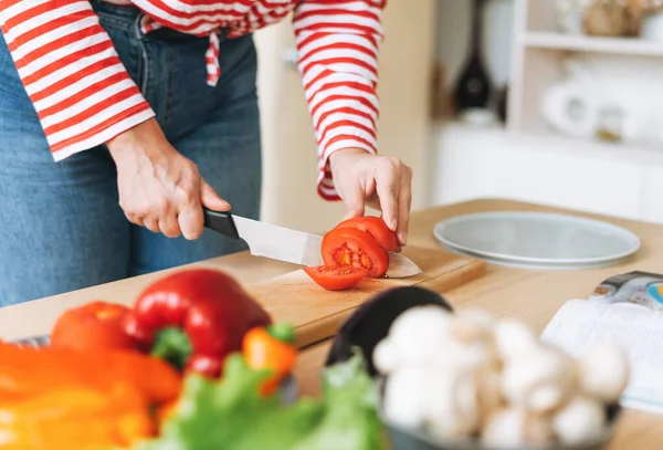 Verse Groenten Groene Salade Paprika Champignons Aubergine Keukentafel Jonge Vrouw — Stockfoto