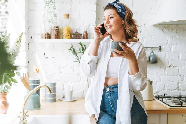 Aantrekkelijke Jonge Vrouw Size Lichaam Positief Blauwe Jeans Wit Shirt — Stockfoto