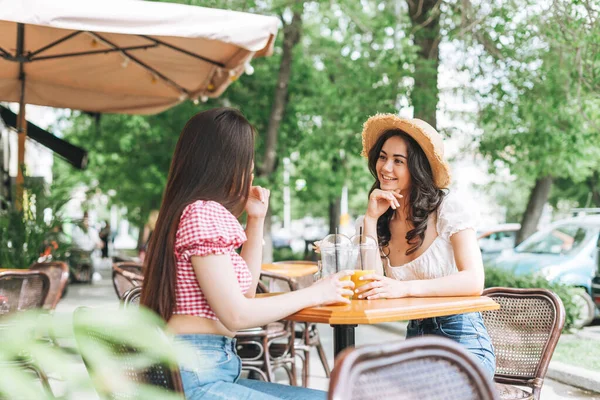 Feliz Sorrindo Bela Morena Jovens Amigas Roupas Verão Com Suco — Fotografia de Stock