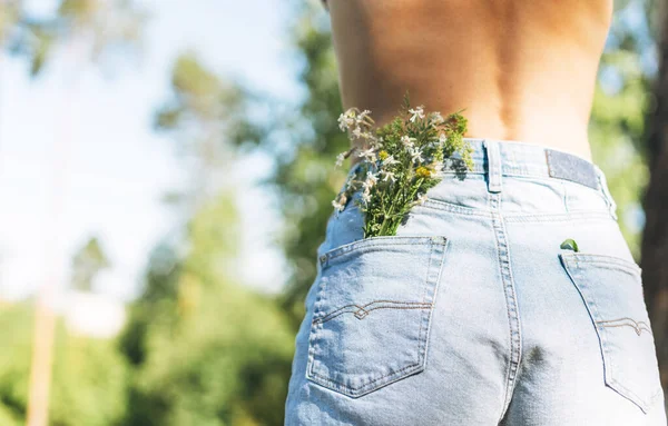 Foto Colheita Mulher Jovem Calções Ganga Com Buquê Flores Floresta — Fotografia de Stock