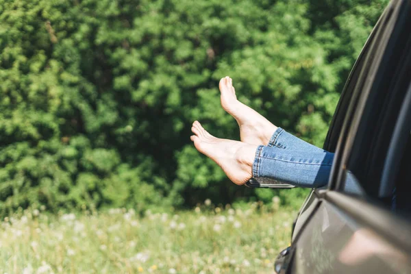 Slanke Vrouw Benen Blootsvoets Jeans Auto Venster Achtergrond Van Zomer — Stockfoto