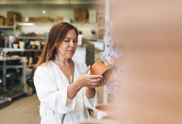 Morena Mulher Meia Idade Vestido Branco Compra Vasos Flor Argila — Fotografia de Stock