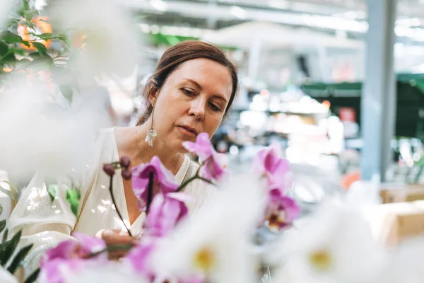 Morena Mulher Meia Idade Vestido Branco Compra Plantas Casa Vaso — Fotografia de Stock