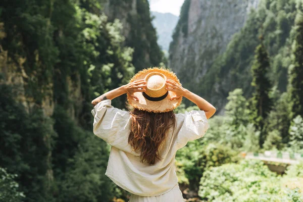 Νεαρή Γυναίκα Ταξιδιώτης Μακριά Ξανθά Μαλλιά Ψάθινο Καπέλο Κοιτάζει Την — Φωτογραφία Αρχείου