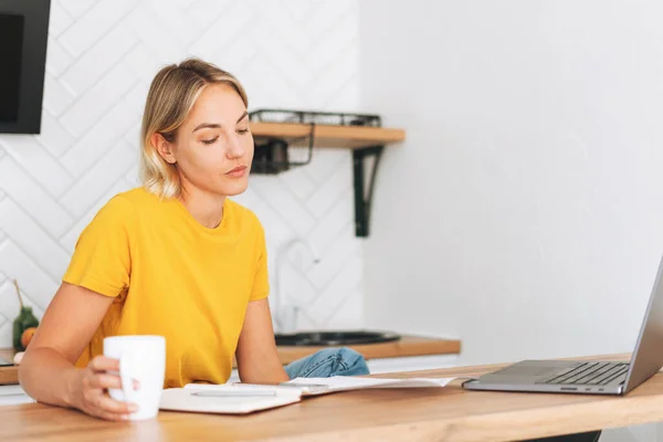 Young Blonde Woman Yellow Shirt Working Laptop Kitchen Home Girl — Stock Photo, Image