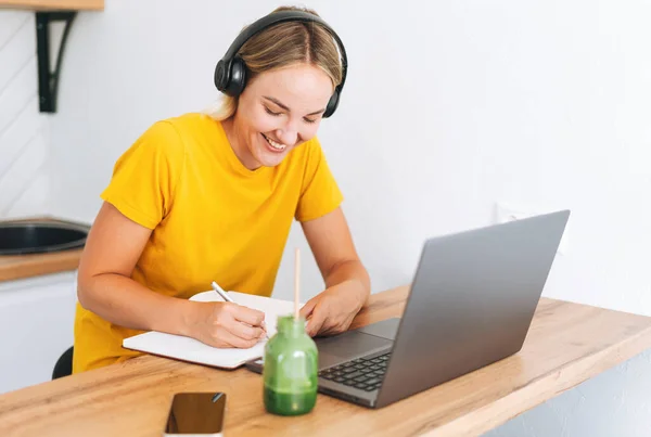 Junge Lächelnde Blonde Frau Gelbem Shirt Mit Kopfhörern Laptop Der — Stockfoto