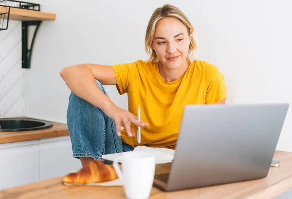 Junge Lächelnde Blonde Frau Gelben Shirt Arbeitet Hause Laptop Der — Stockfoto